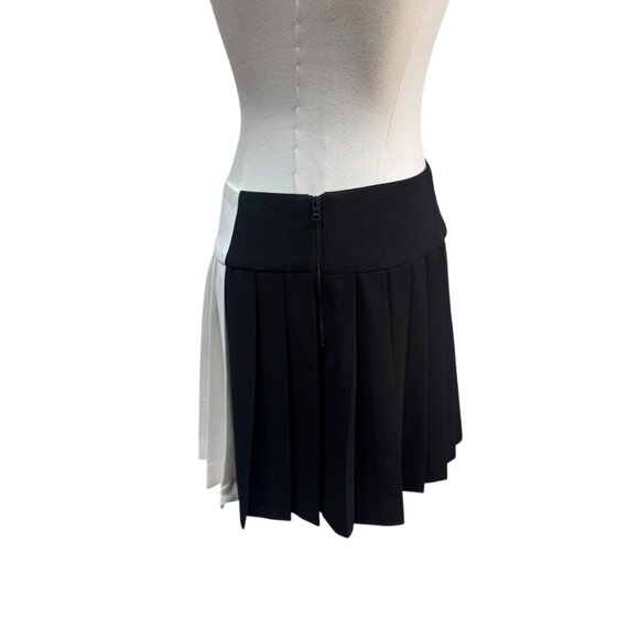 Like New Alice + Olivia Wilcox Pleated Black White Colorblock Mini Skirt Size 4 - Picture 4 of 7